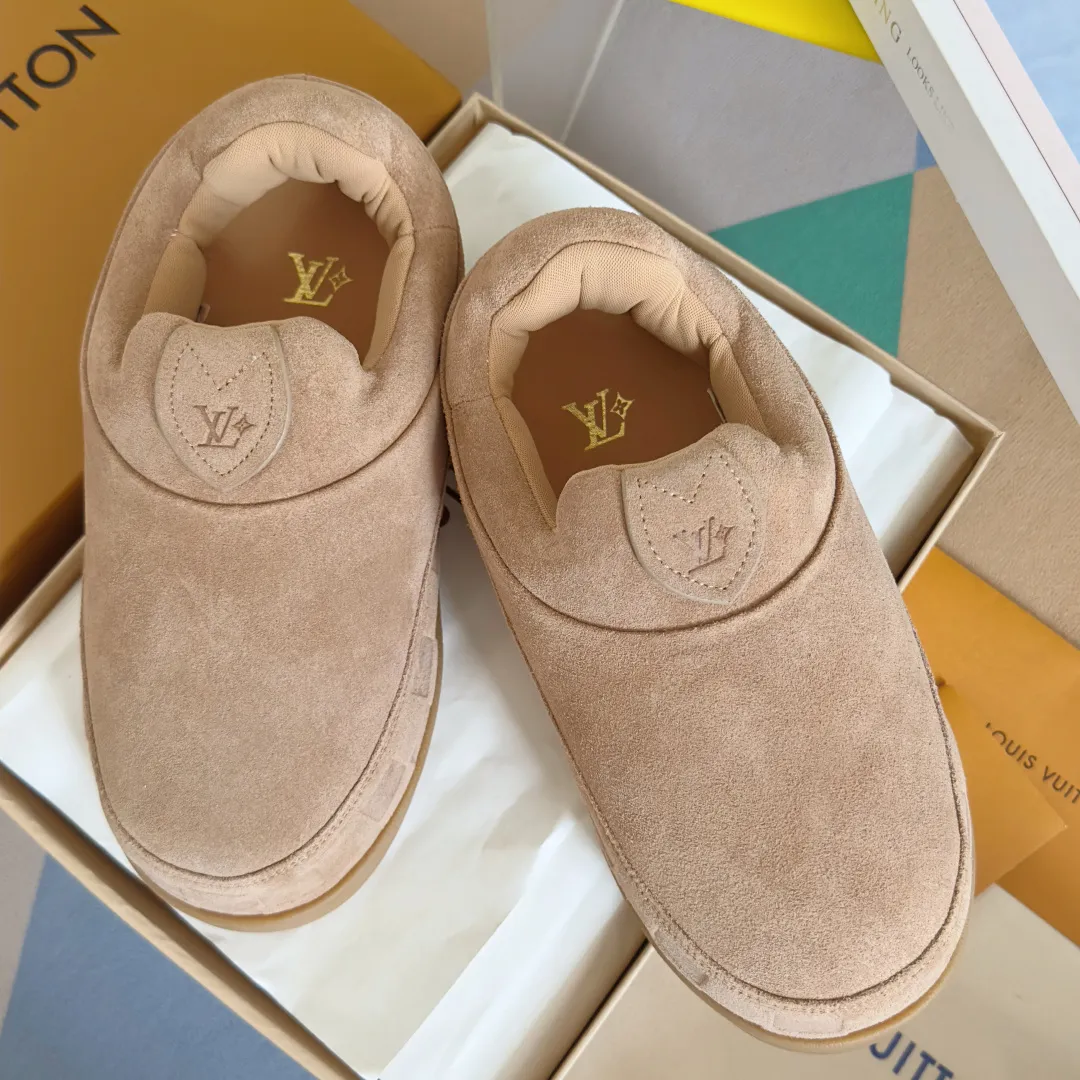 [L Family x Ingo joint model] Top P: 820💰 ▪️Size: Women's 35-40 (customized at 41.42 for women). Men's 39-44 (customized at 38.45.46) LV x Ingo joint model Top version Fatty Forrest Gump shoes Thick sole Couple model Casual sports shoes Original purchase and development Production LV Yeti lace-up shoes from LV Yeti The series combines Japanese "small feet" fashion aesthetics with classic Louis Vuitton elements in avant-garde strokes, subtly paying tribute to the traditional Japanese culture of taking off shoes when entering the house. The suede cow leather is partially embossed with Nigo's reinterpreted Damier pattern, and the comfortable casual shoe configuration highlights street style. Exquisite packaging at the delivery counter🛍📦 ▪️Fabric: Original imported first-layer cowhide ▪️Inner lining: Original custom-made breathable mesh ▪️Sole: Original molded non-slip TPU material ▪️Sole thickness: 5CM